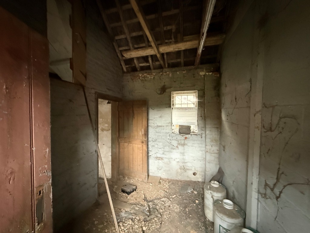 Lot: 29 - VACANT LOCK-UP STORE WITH PLANNING - Room 1 from the doorway window to rear